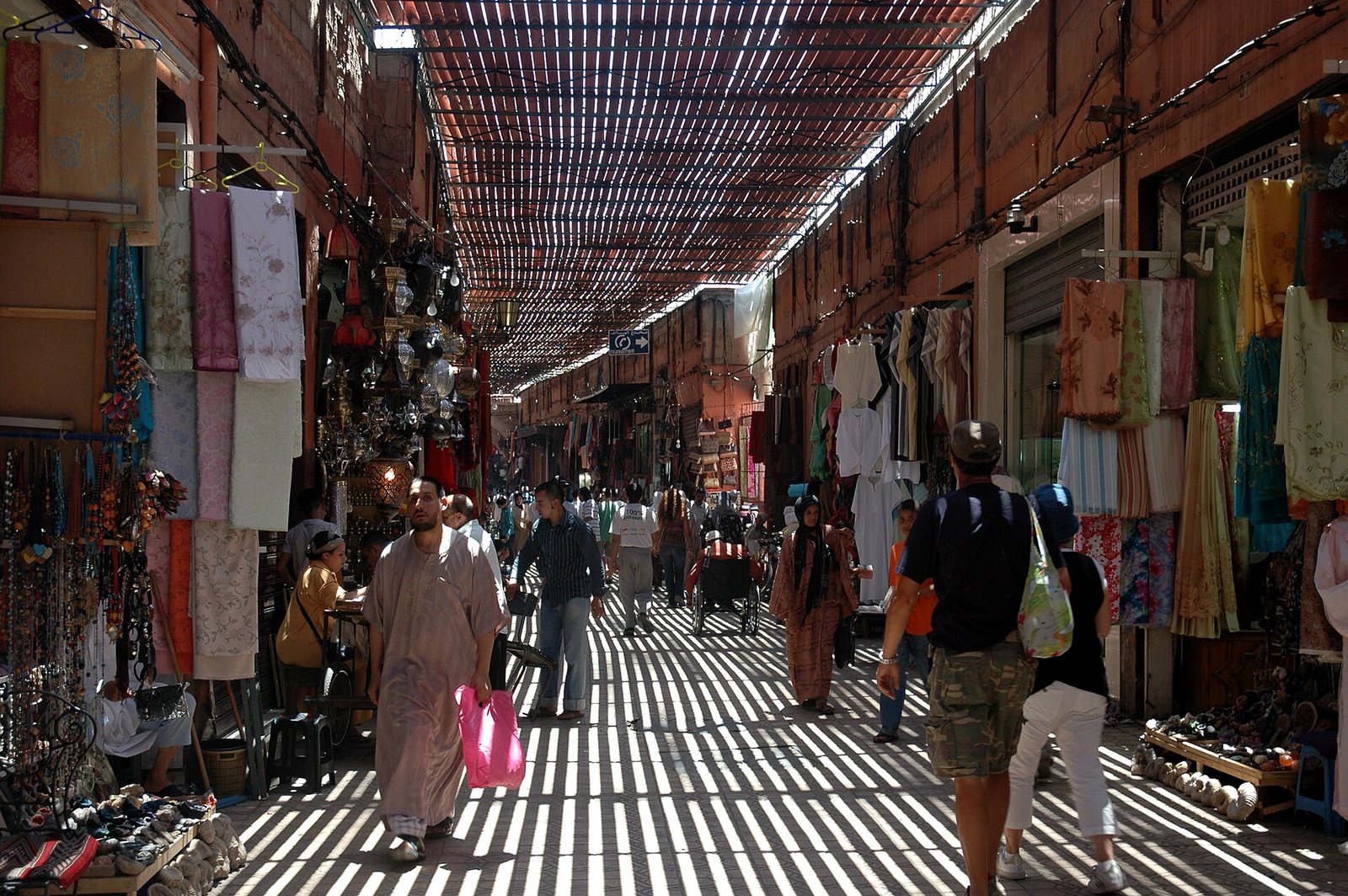 Souk Shopping Tour with Guide thumbnail 3